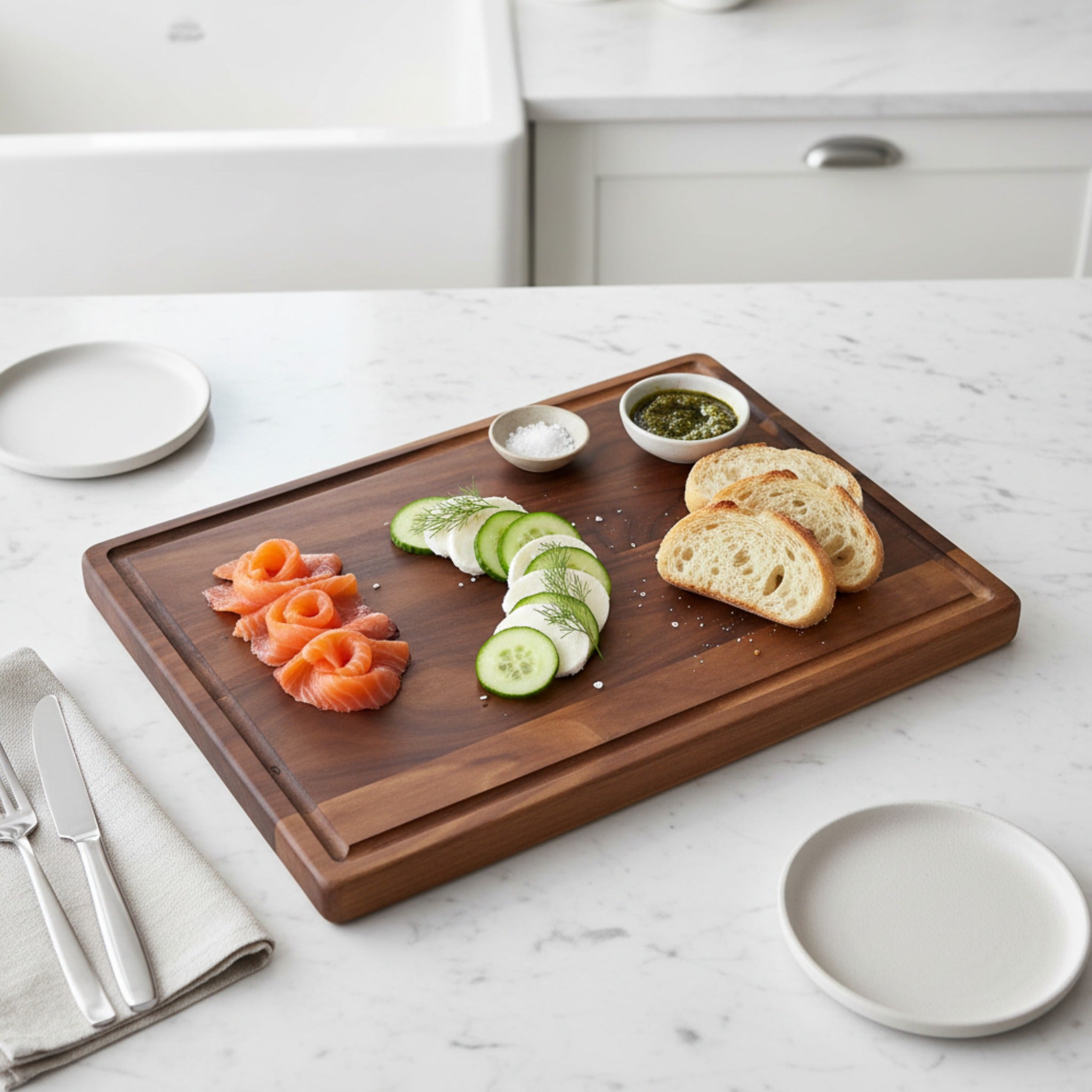 Planche à découper en noyer avec rigole rectangulaire