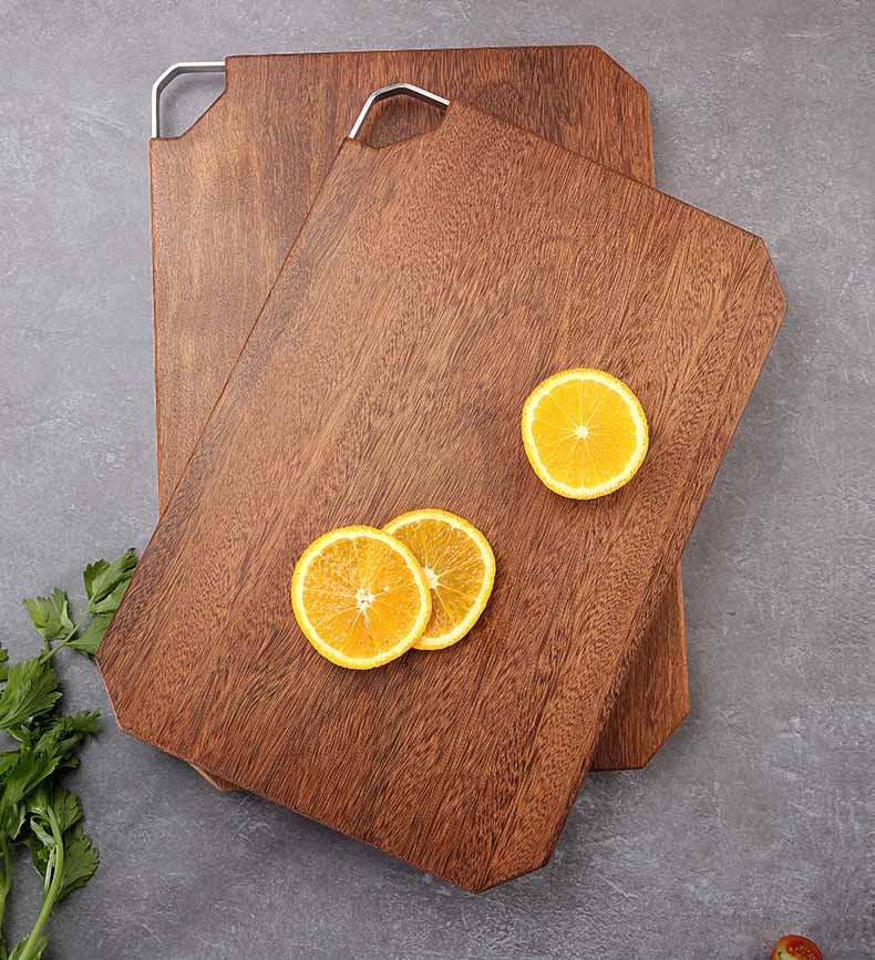 planche à découper bois avec accroche acier pour cuisine