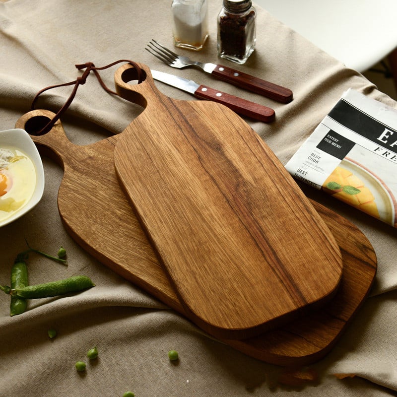 planche à pain ovale style nordic en bois avec manche trouée